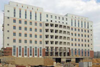 Строящееся здание Московского 
Областного Суда с установленными деревянными окнами «33 Дуба»